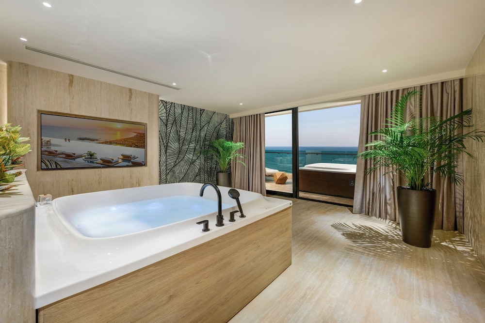 Regnum The Crown - All inclusive — Hotel rooms in Belek