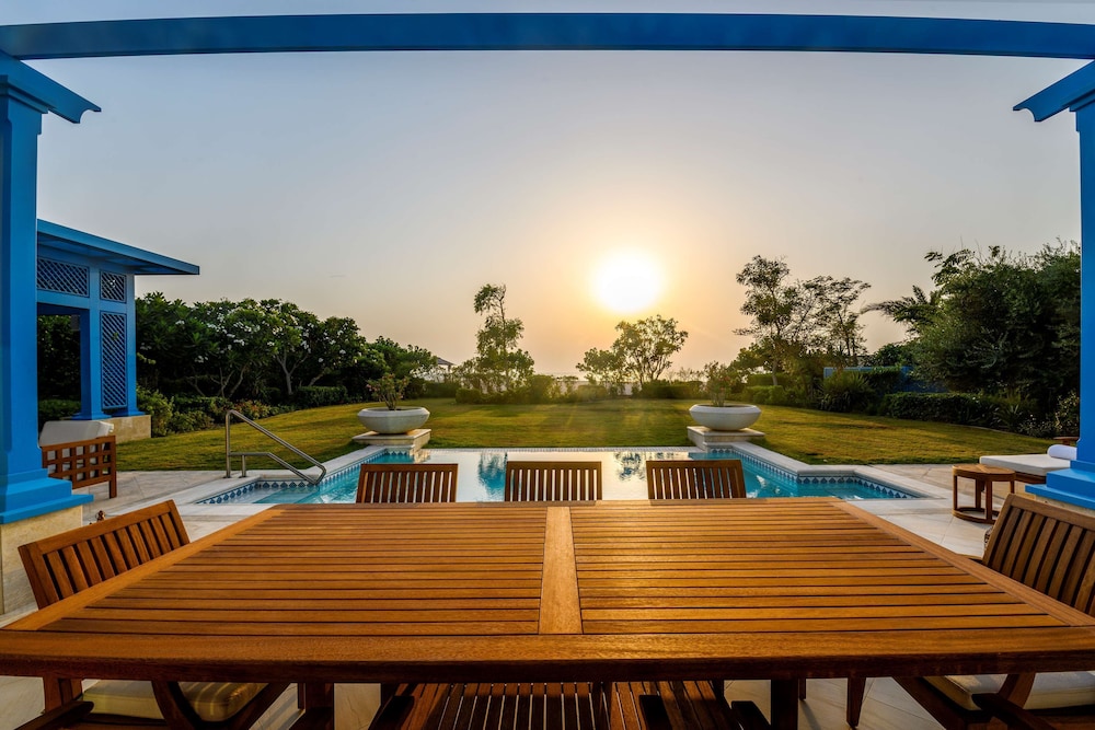 Hilton Salwa Beach Resort & Villas — Swimming pool in Abu Samra