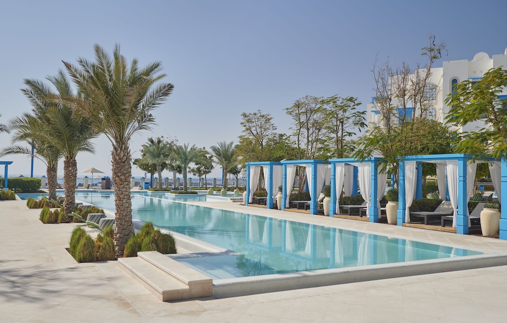 Hilton Salwa Beach Resort & Villas — Swimming pool in Abu Samra