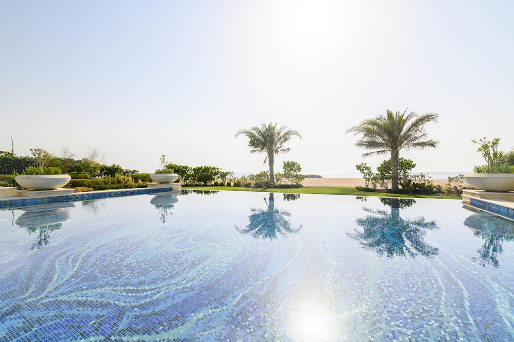 Hilton Salwa Beach Resort & Villas — Swimming pool in Abu Samra
