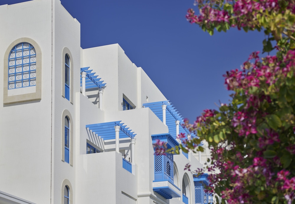 Hilton Salwa Beach Resort & Villas — Hotel building in Abu Samra