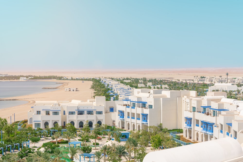 Hilton Salwa Beach Resort & Villas — Hotel building in Abu Samra