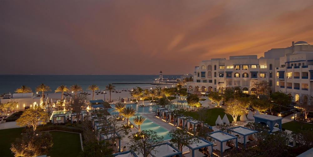 Hilton Salwa Beach Resort & Villas — Swimming pool in Abu Samra