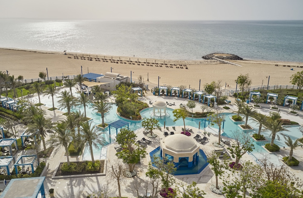 Hilton Salwa Beach Resort & Villas — Swimming pool in Abu Samra
