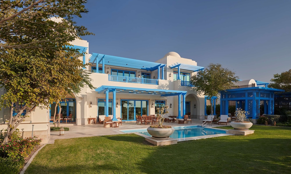 Hilton Salwa Beach Resort & Villas — Hotel building in Abu Samra