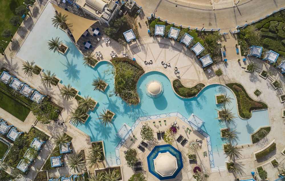 Hilton Salwa Beach Resort & Villas — Swimming pool in Abu Samra