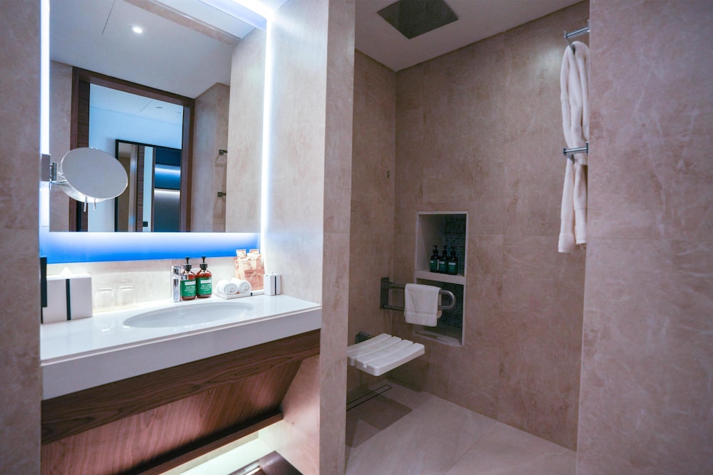 Tumbi Hotel Dubai The Palm, Tapestry Collection by Hilton — Hotel rooms in Dubai