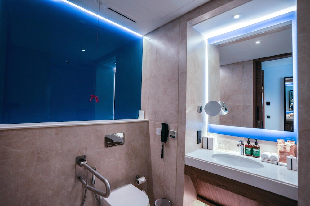 Tumbi Hotel Dubai The Palm, Tapestry Collection by Hilton — Hotel rooms in Dubai