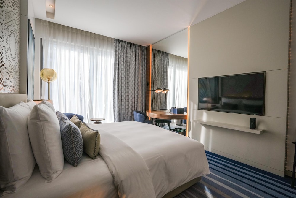 Tumbi Hotel Dubai The Palm, Tapestry Collection by Hilton — Hotel rooms in Dubai