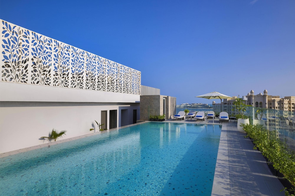 Tumbi Hotel Dubai The Palm, Tapestry Collection by Hilton — Swimming pool in Dubai