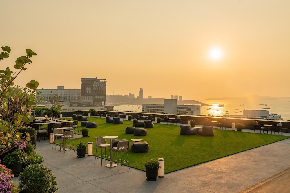 Melia Pattaya Hotel — Restaurant & bars in Pattaya, Chonburi