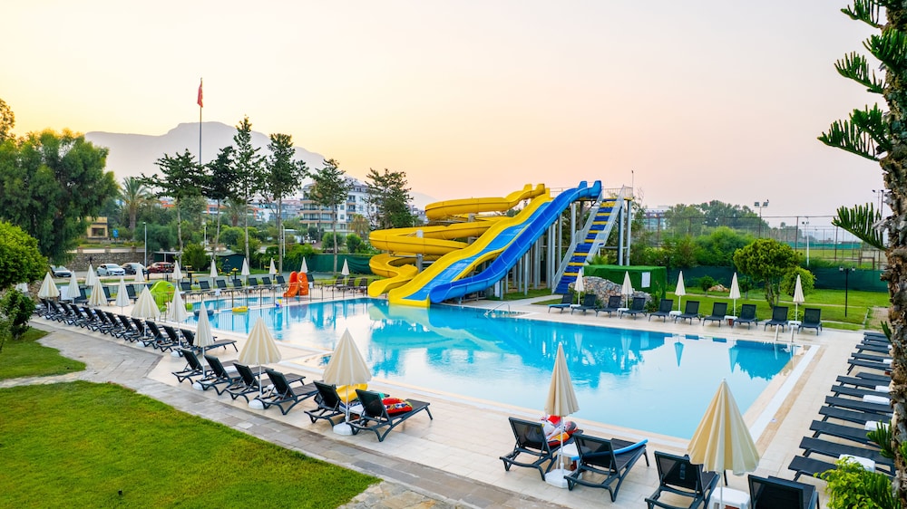 Senza Sunset Beach Hotel - All Inclusive — Swimming pool in Alanya