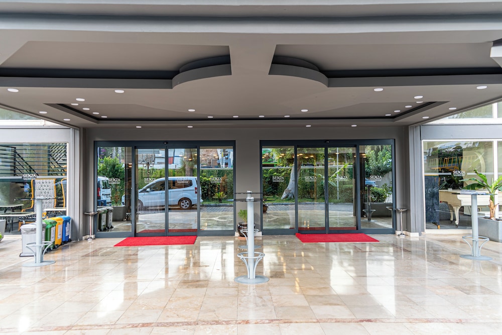 Senza Sunset Beach Hotel - All Inclusive — Hotel building in Alanya