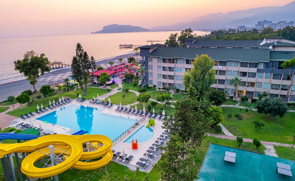 Senza Sunset Beach Hotel - All Inclusive — Swimming pool in Alanya