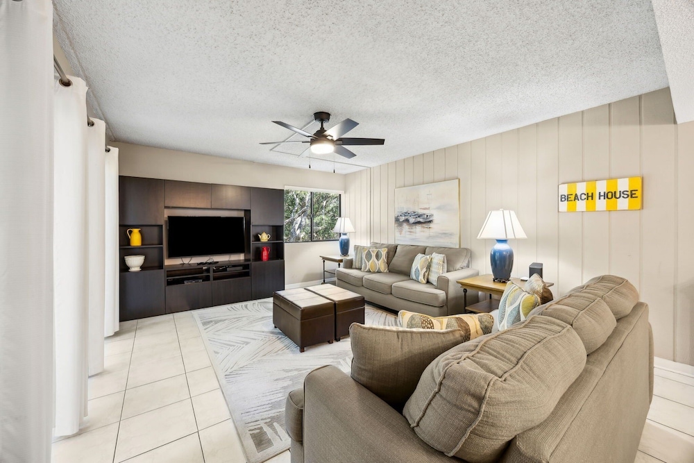 Pool View Condo with Access to Walking or Biking Pathway Throughout Amelia Island Plantation by RedAwning — Hotel rooms in Amelia Island, Florida