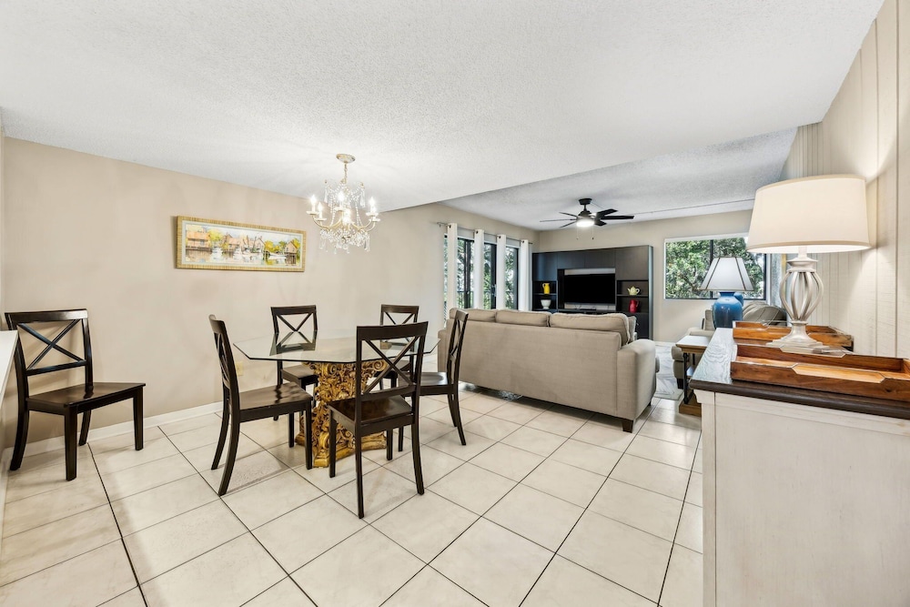 Pool View Condo with Access to Walking or Biking Pathway Throughout Amelia Island Plantation by RedAwning — Hotel rooms in Amelia Island, Florida