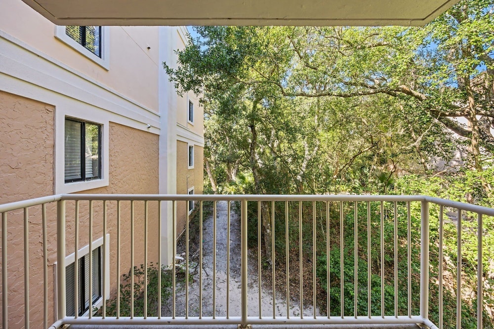 Pool View Condo with Access to Walking or Biking Pathway Throughout Amelia Island Plantation by RedAwning — Hotel building in Amelia Island, Florida