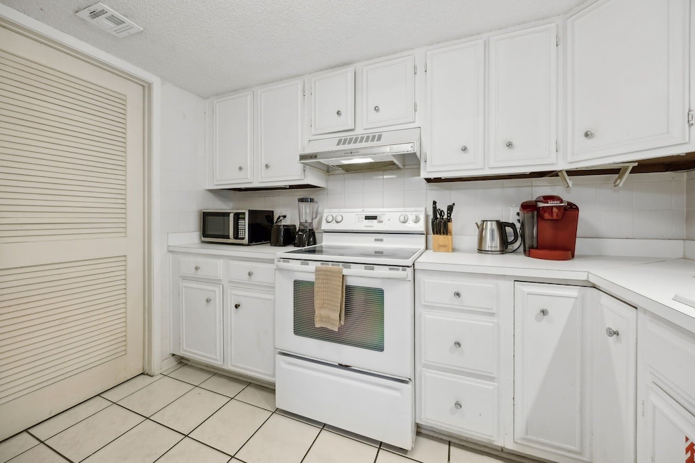 Pool View Condo with Access to Walking or Biking Pathway Throughout Amelia Island Plantation by RedAwning — Hotel rooms in Amelia Island, Florida