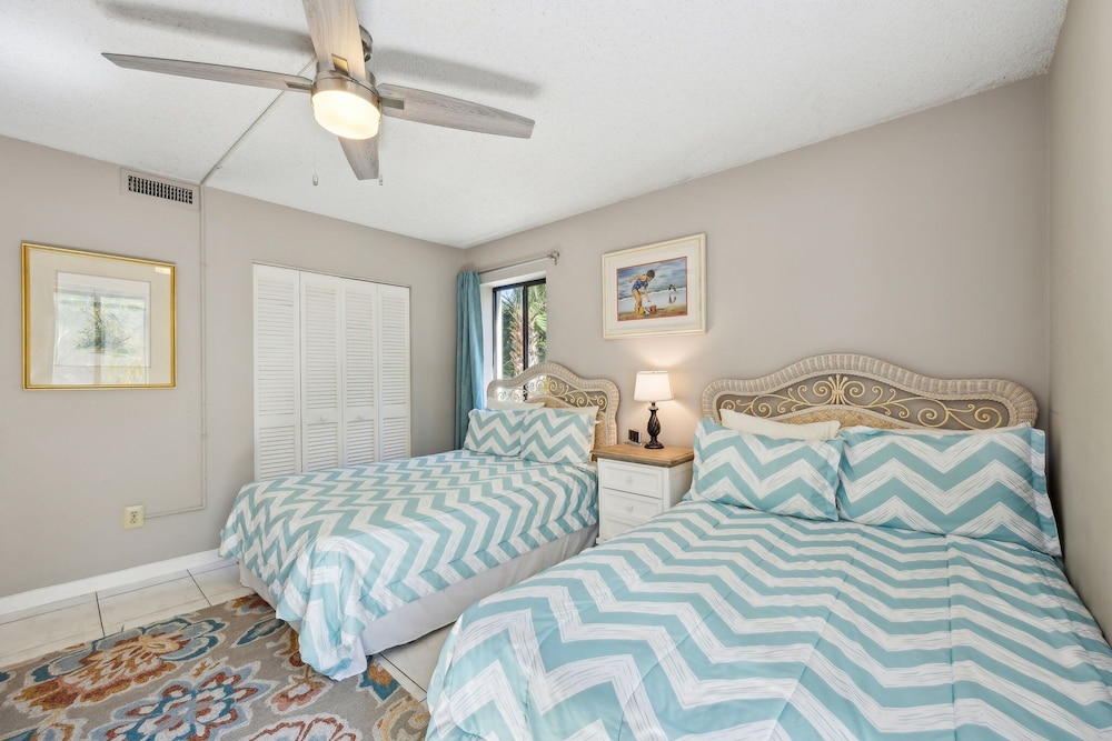 Pool View Condo with Access to Walking or Biking Pathway Throughout Amelia Island Plantation by RedAwning — Hotel rooms in Amelia Island, Florida