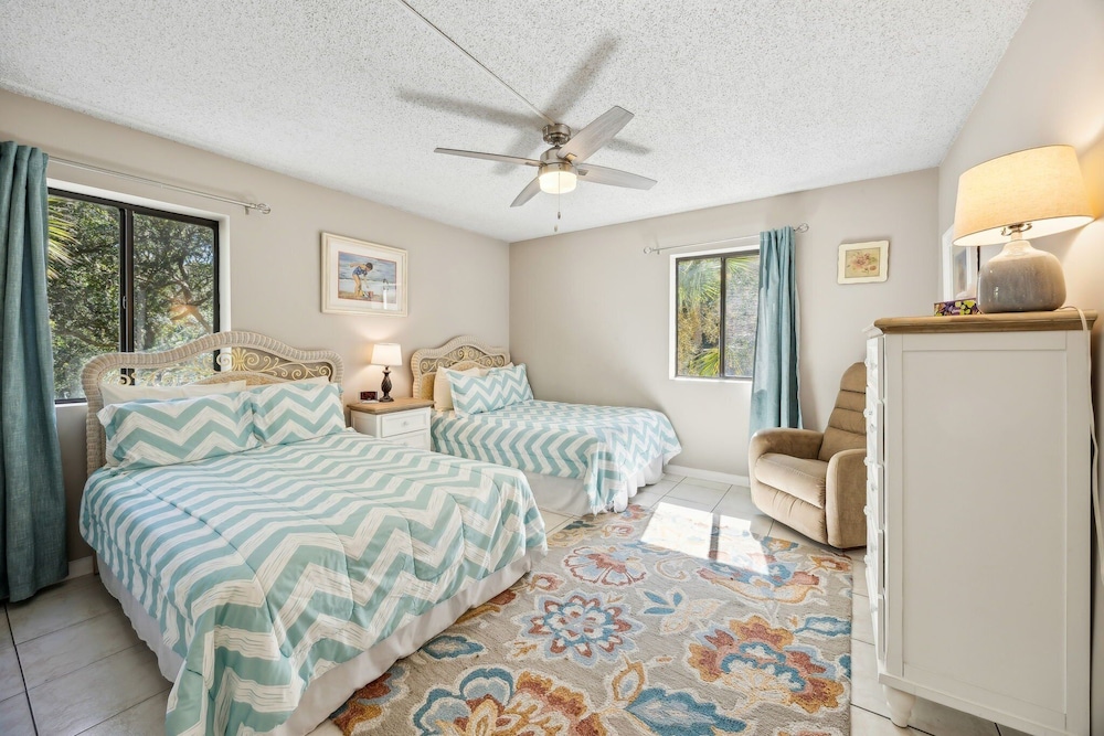 Pool View Condo with Access to Walking or Biking Pathway Throughout Amelia Island Plantation by RedAwning — Hotel rooms in Amelia Island, Florida