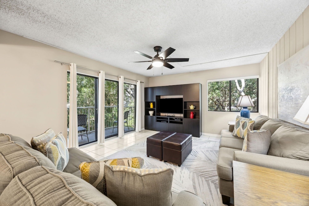Pool View Condo with Access to Walking or Biking Pathway Throughout Amelia Island Plantation by RedAwning — Hotel rooms in Amelia Island, Florida