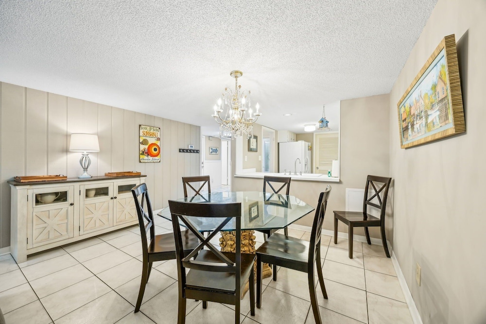 Pool View Condo with Access to Walking or Biking Pathway Throughout Amelia Island Plantation by RedAwning — Hotel rooms in Amelia Island, Florida