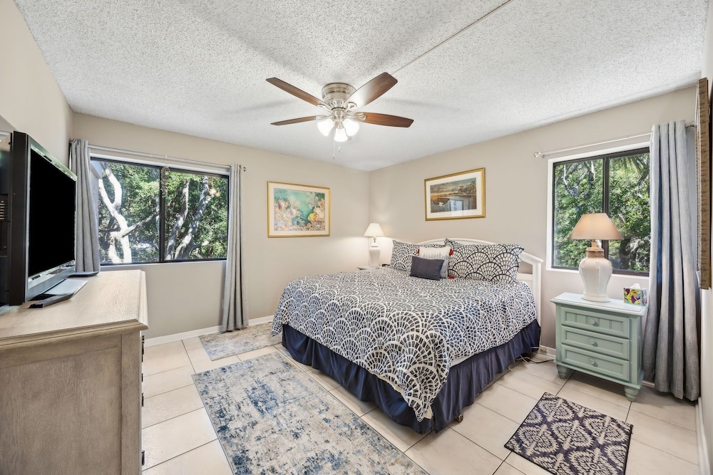 Pool View Condo with Access to Walking or Biking Pathway Throughout Amelia Island Plantation by RedAwning — Hotel rooms in Amelia Island, Florida