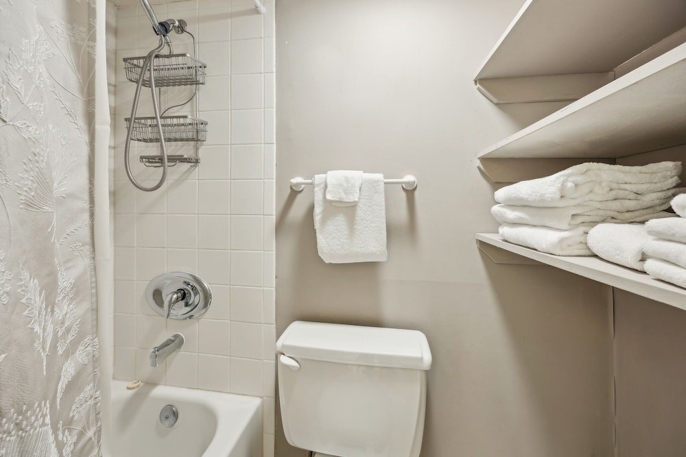 Pool View Condo with Access to Walking or Biking Pathway Throughout Amelia Island Plantation by RedAwning — Hotel rooms in Amelia Island, Florida