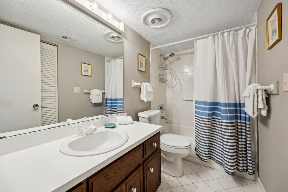 Pool View Condo with Access to Walking or Biking Pathway Throughout Amelia Island Plantation by RedAwning — Hotel rooms in Amelia Island, Florida
