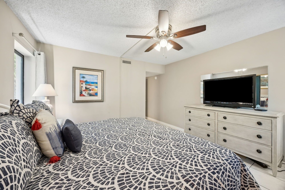 Pool View Condo with Access to Walking or Biking Pathway Throughout Amelia Island Plantation by RedAwning — Hotel rooms in Amelia Island, Florida