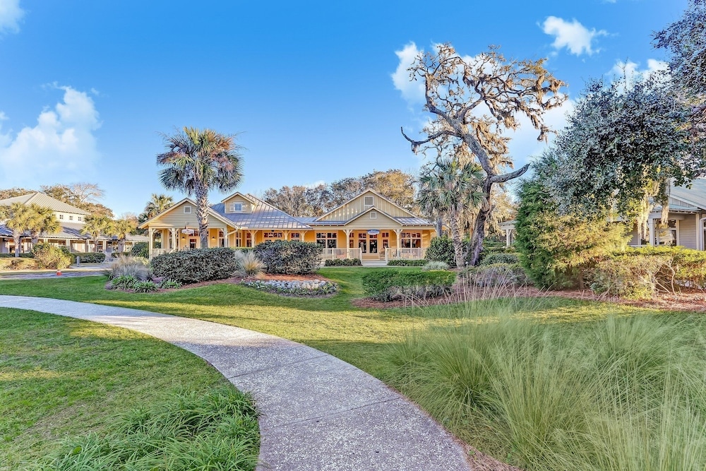 Pool View Condo with Access to Walking or Biking Pathway Throughout Amelia Island Plantation by RedAwning — Hotel building in Amelia Island, Florida