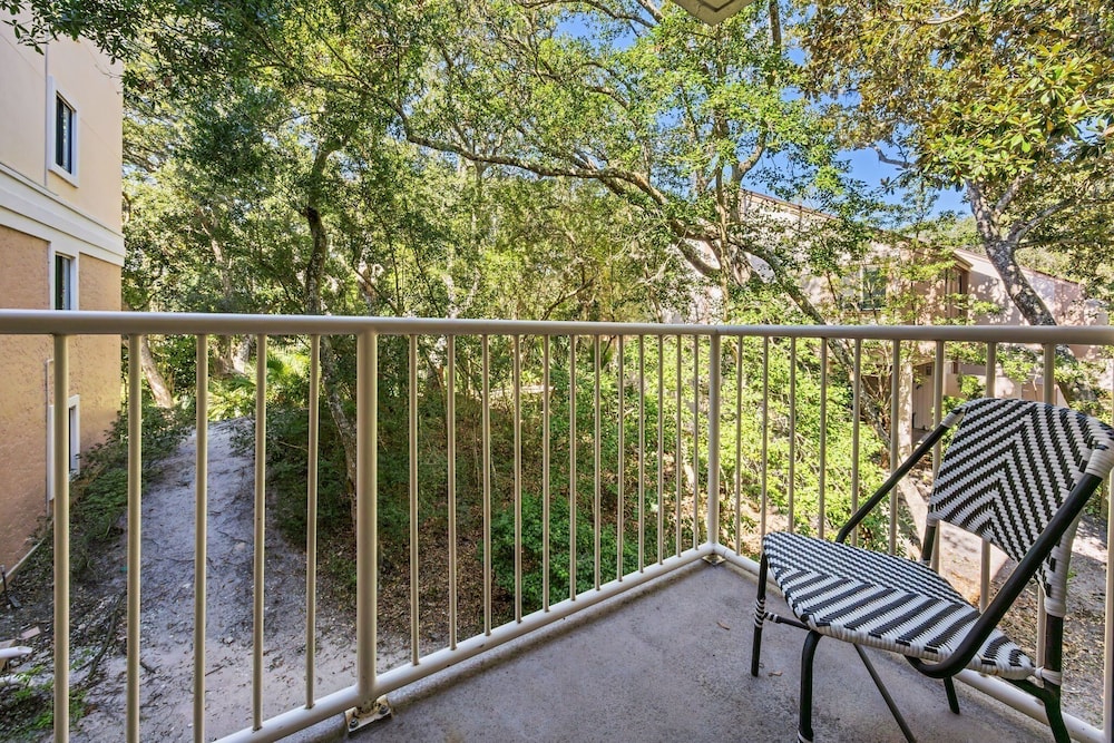 Pool View Condo with Access to Walking or Biking Pathway Throughout Amelia Island Plantation by RedAwning — Hotel building in Amelia Island, Florida