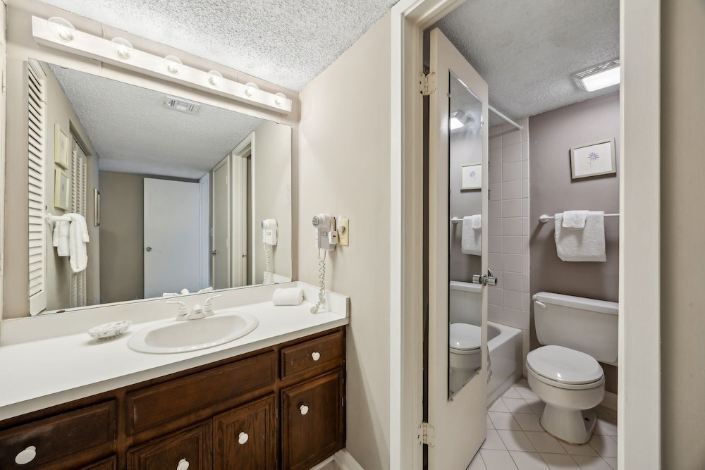 Pool View Condo with Access to Walking or Biking Pathway Throughout Amelia Island Plantation by RedAwning — Hotel rooms in Amelia Island, Florida