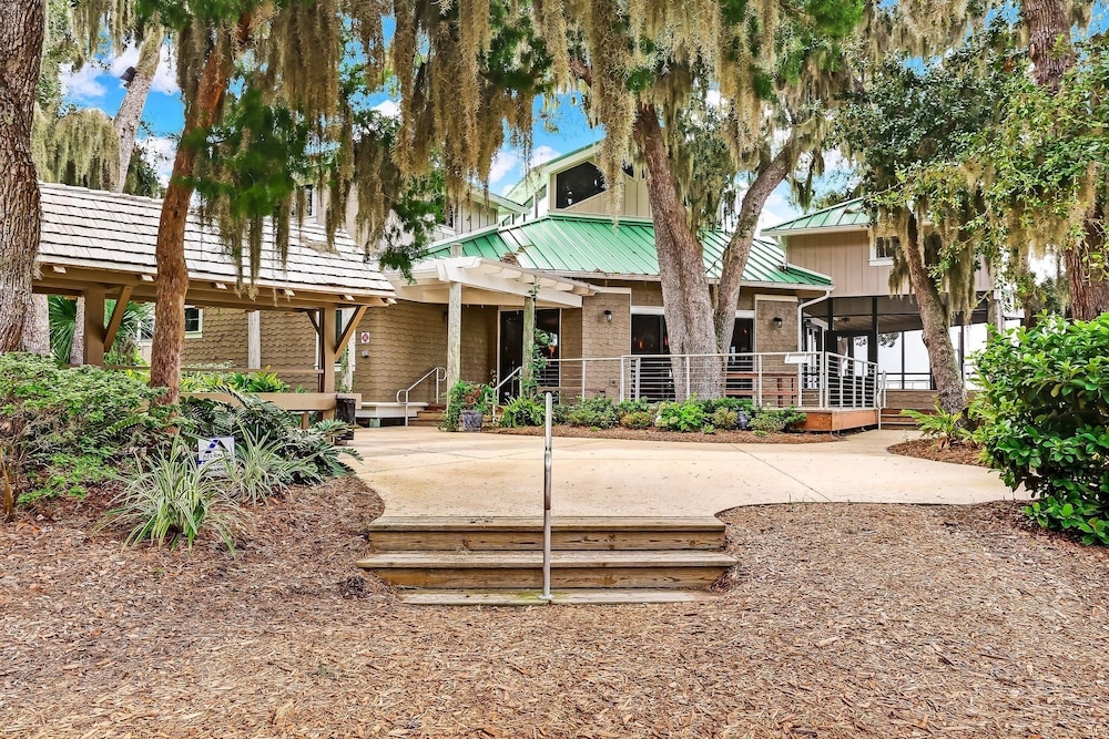 Pool View Condo with Access to Walking or Biking Pathway Throughout Amelia Island Plantation by RedAwning — Hotel building in Amelia Island, Florida