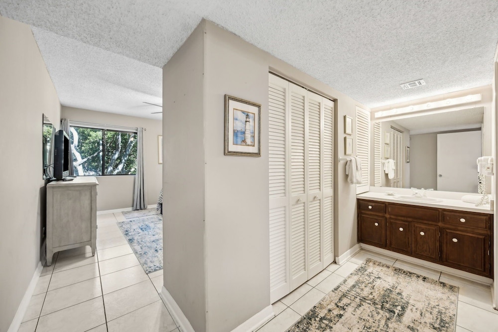 Pool View Condo with Access to Walking or Biking Pathway Throughout Amelia Island Plantation by RedAwning — Hotel rooms in Amelia Island, Florida