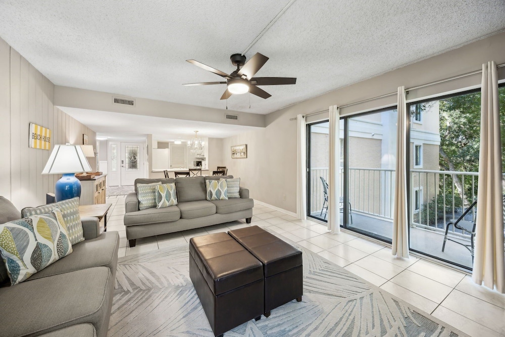 Pool View Condo with Access to Walking or Biking Pathway Throughout Amelia Island Plantation by RedAwning — Hotel rooms in Amelia Island, Florida