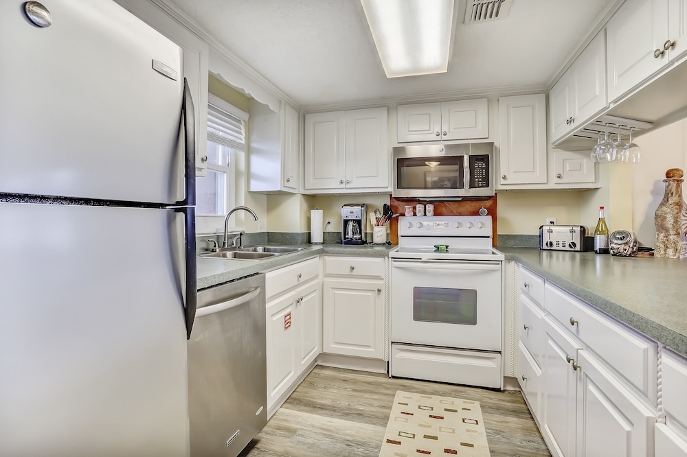 Ocean and Amelia Island View Condo with Oceanside Pool Access by RedAwning — Hotel rooms in Amelia Island, Florida