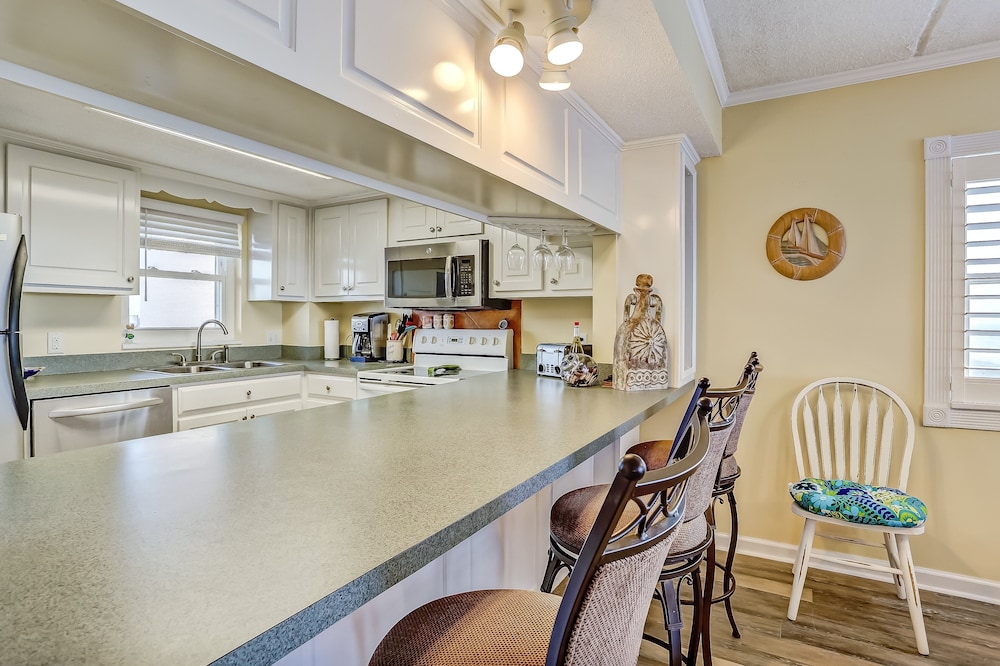 Ocean and Amelia Island View Condo with Oceanside Pool Access by RedAwning — Hotel rooms in Amelia Island, Florida