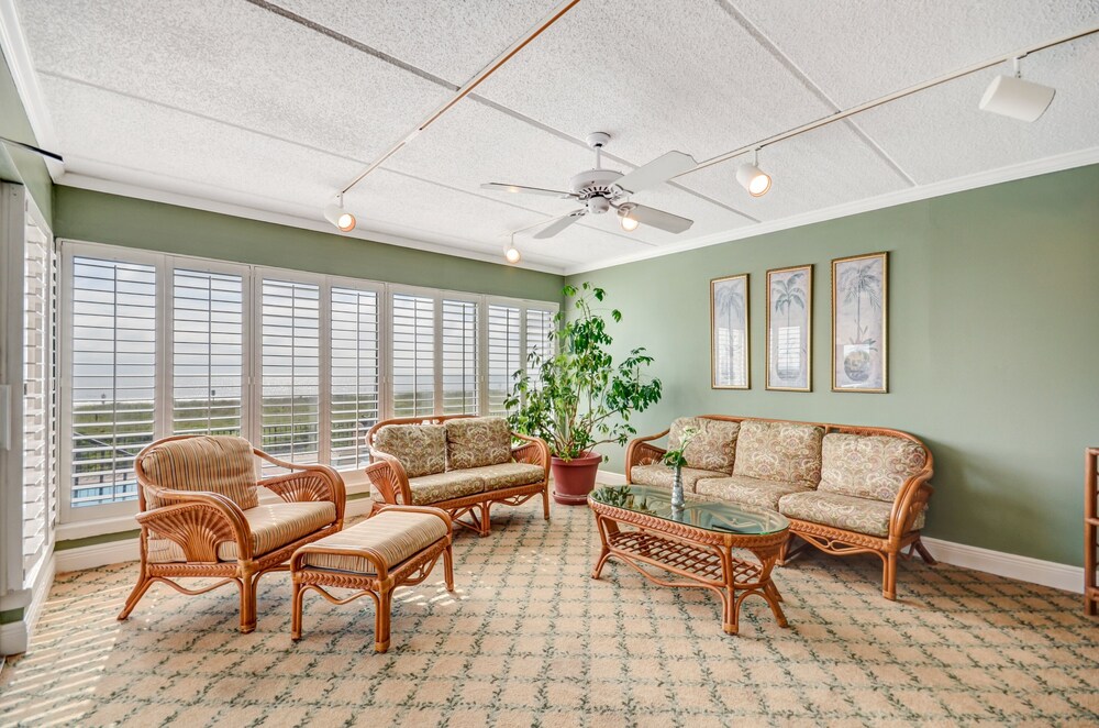 Ocean and Amelia Island View Condo with Oceanside Pool Access by RedAwning — Hotel rooms in Amelia Island, Florida