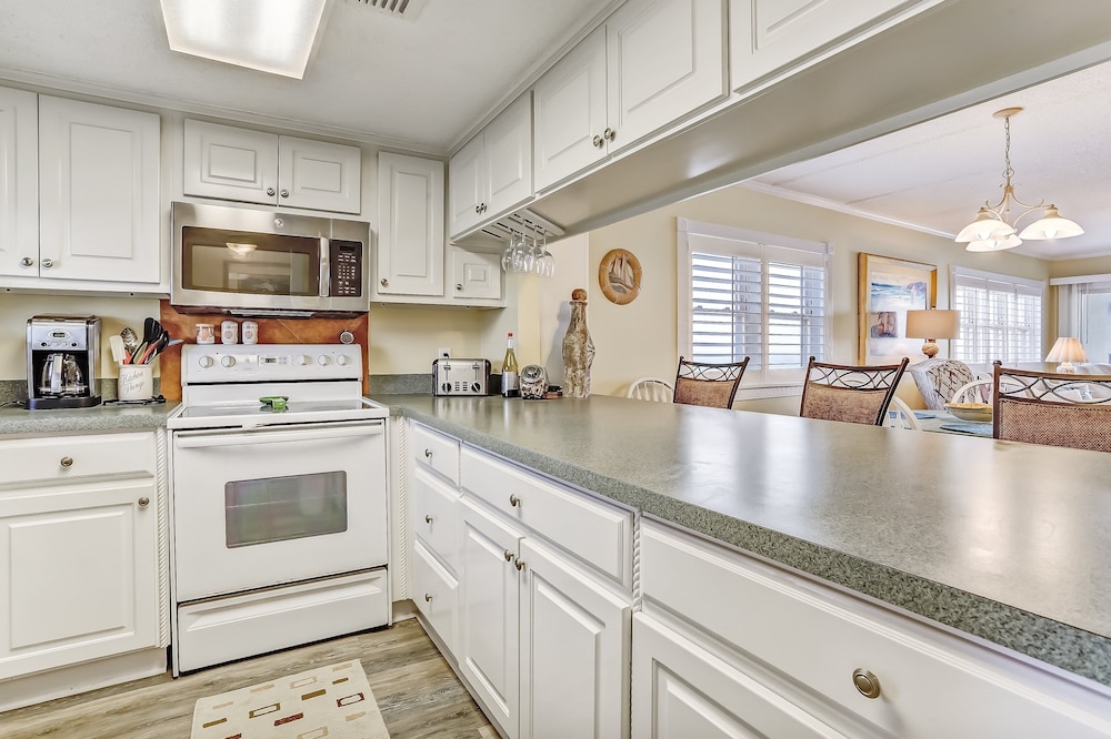 Ocean and Amelia Island View Condo with Oceanside Pool Access by RedAwning — Hotel rooms in Amelia Island, Florida