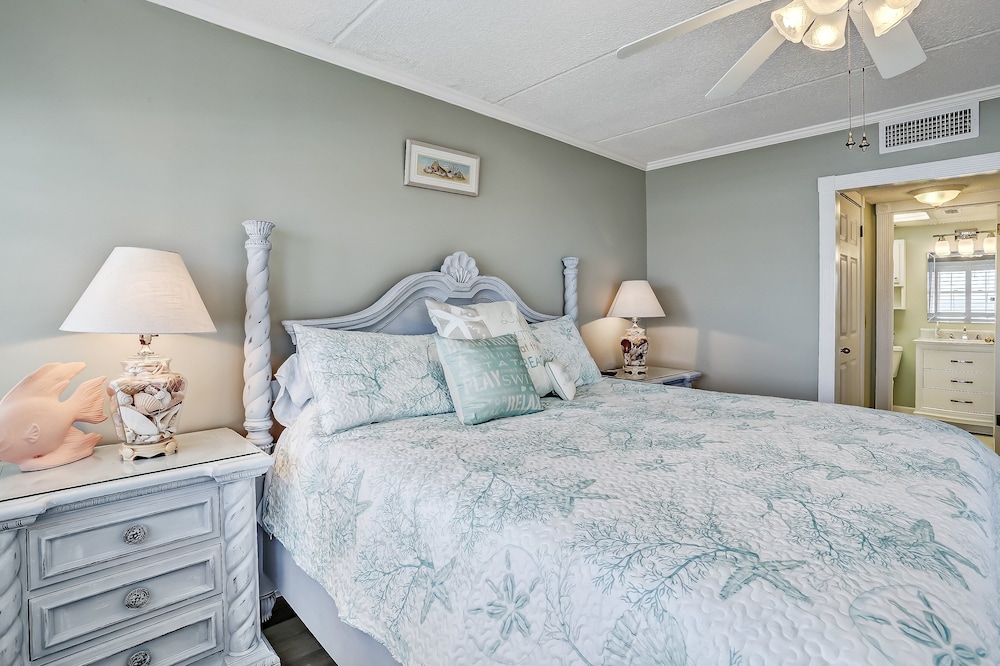 Ocean and Amelia Island View Condo with Oceanside Pool Access by RedAwning — Hotel rooms in Amelia Island, Florida