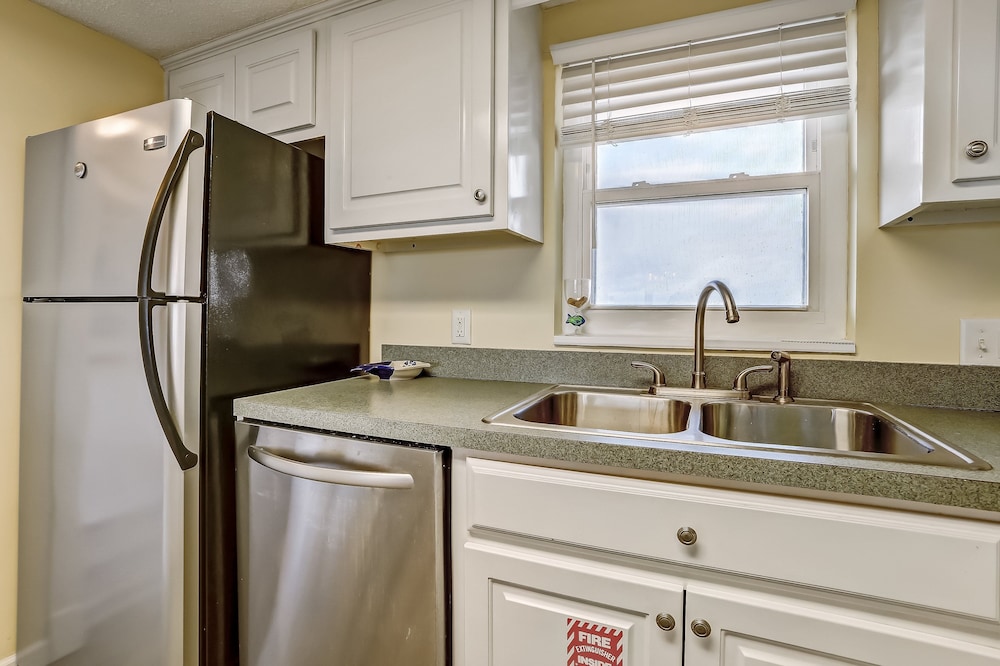 Ocean and Amelia Island View Condo with Oceanside Pool Access by RedAwning — Hotel rooms in Amelia Island, Florida