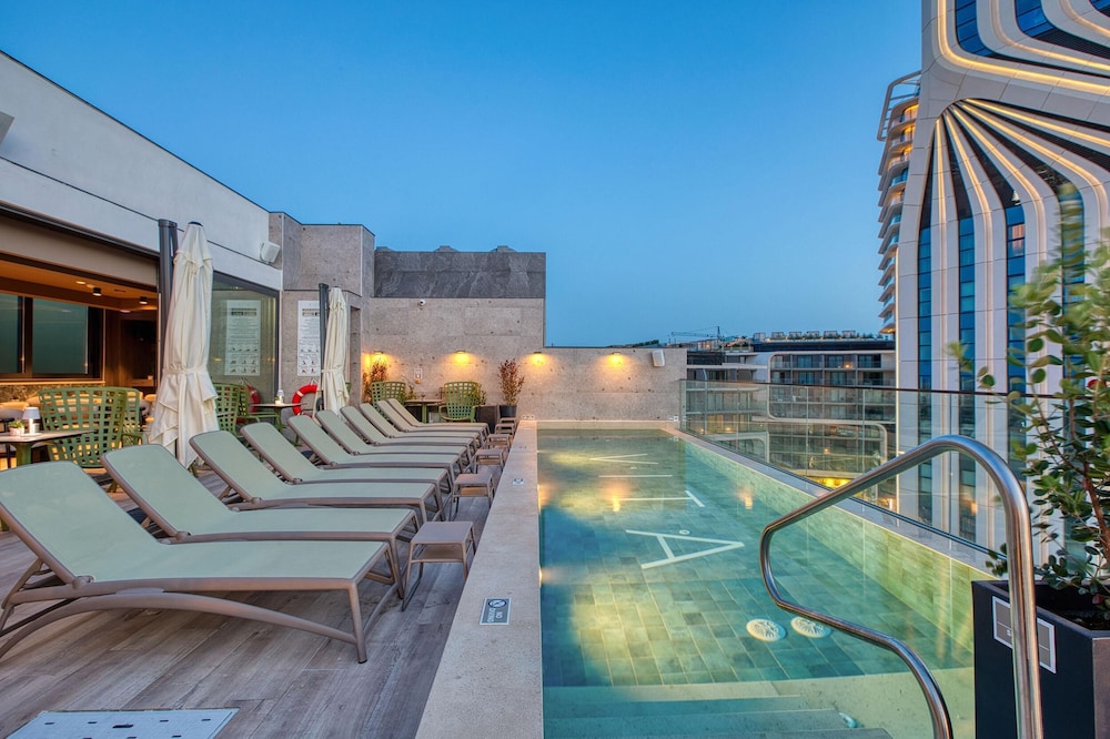 VITA Hotel & Rooftop — Swimming pool in St Julian’s, Malta Island