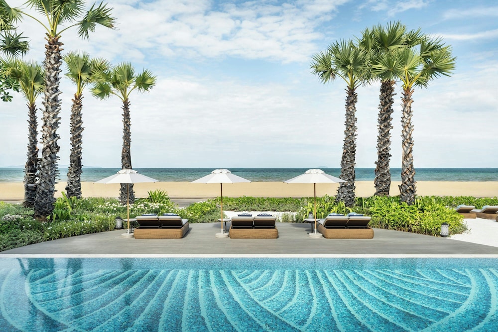 Pattaya Marriott Resort And Spa — Swimming pool in Pattaya, Chonburi