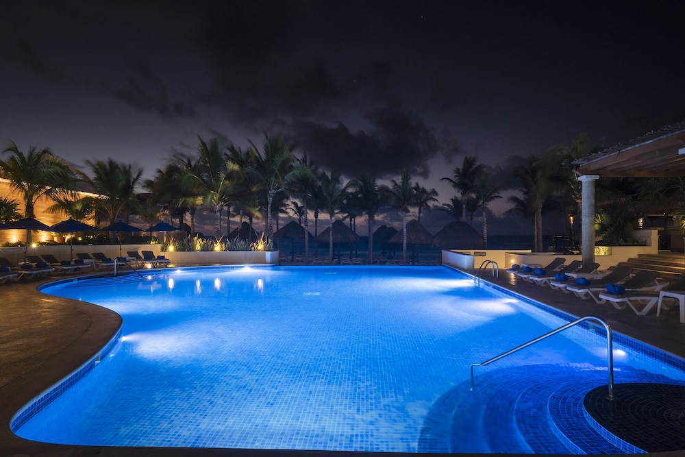 Hotel NYX Cancun - Near La Isla Shopping Mall — Swimming pool in Cancun, Quintana Roo