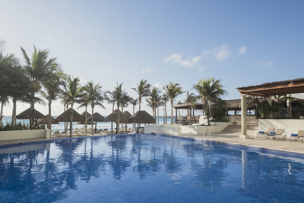 Hotel NYX Cancun - Near La Isla Shopping Mall — Swimming pool in Cancun, Quintana Roo