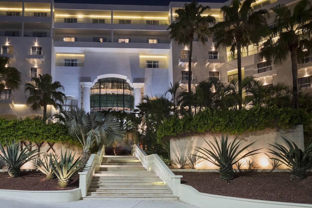 Hotel NYX Cancun - Near La Isla Shopping Mall — Hotel building in Cancun, Quintana Roo