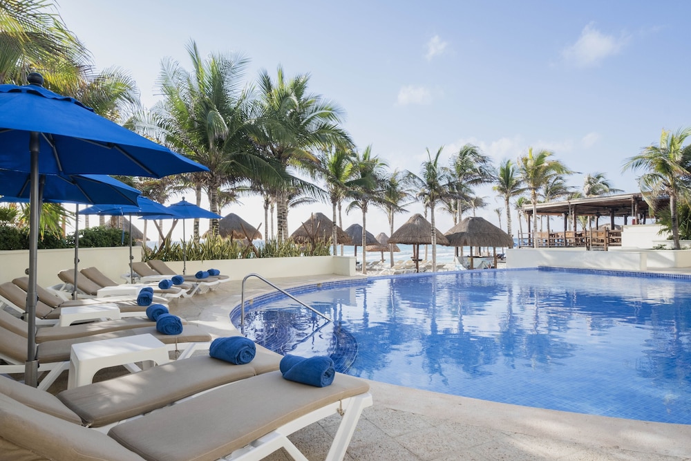 Hotel NYX Cancun - Near La Isla Shopping Mall — Swimming pool in Cancun, Quintana Roo