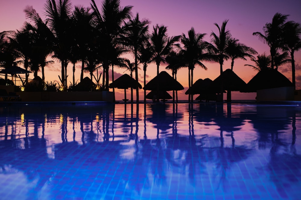 Hotel NYX Cancun - Near La Isla Shopping Mall — Swimming pool in Cancun, Quintana Roo