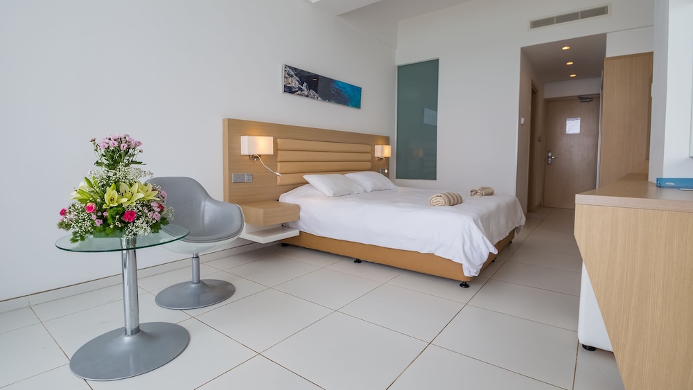 Vrissaki Beach Hotel — Hotel rooms in Protaras, Famagusta Region